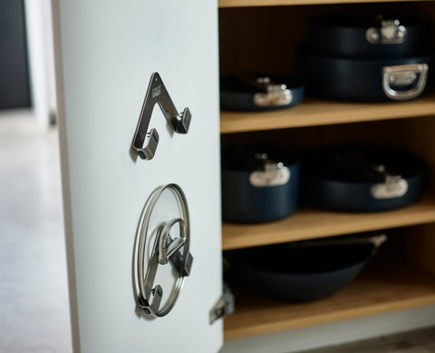 Набір із 2 тримачів  із нержавіючої сталі для кришок Joseph Joseph 45059